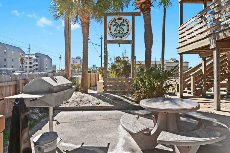 Room 4, Spacious 2BR Condo With Pool Steps From the Beach, Baldwin