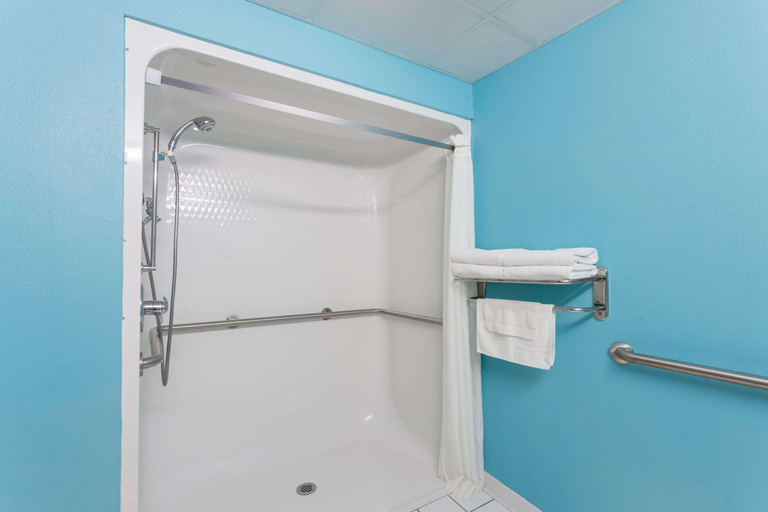 Bathroom 4, Super 8 by Wyndham Indianola, Sunflower