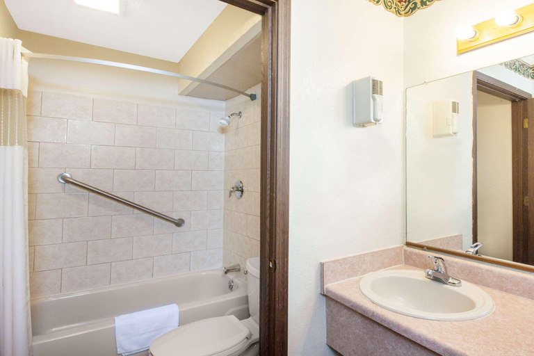 Bathroom 4, Days Inn by Wyndham Erick, Beckham