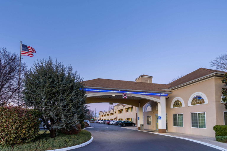 Exterior & Views 2, Days Inn & Suites by Wyndham Cherry Hill, Camden