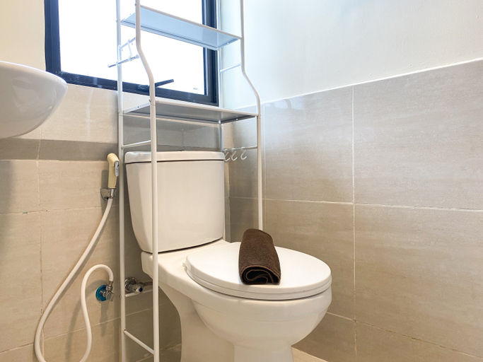 Bathroom 5, Homey and Warm 2BR at Meikarta Apartment By Travelio, Cikarang