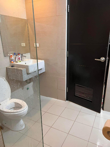 Bathroom 4, Bright & Cozy Condo Near Okada 2 mins walk, Parañaque