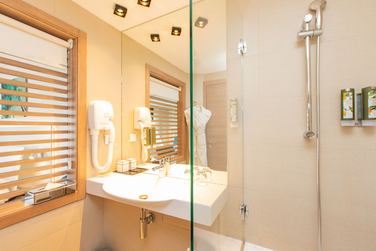 Bathroom, Mouratoglou Hotel & Resort, Alpes-Maritimes
