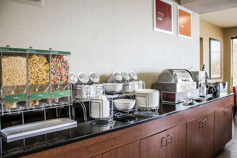 Food & Drinks 5, Comfort Inn River's Edge, Erie