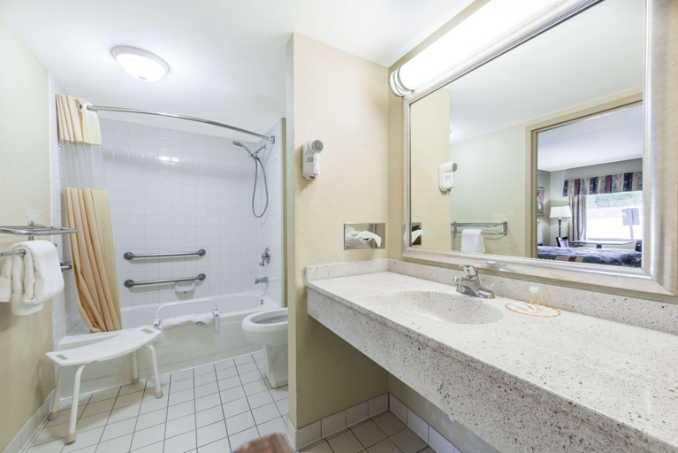 Bathroom 4, Days Inn Lexington SE/Hamburg, Fayette