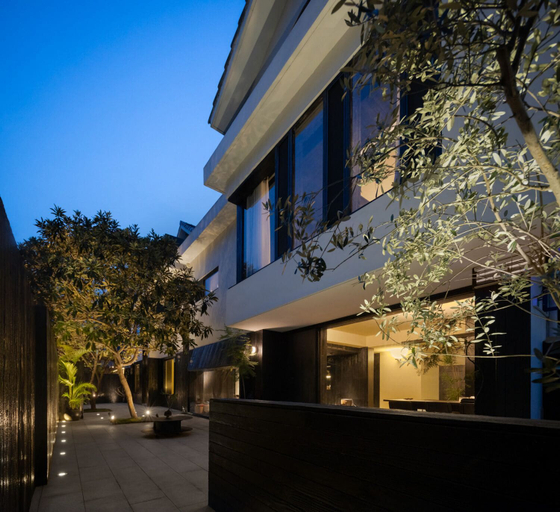 Exterior & Views