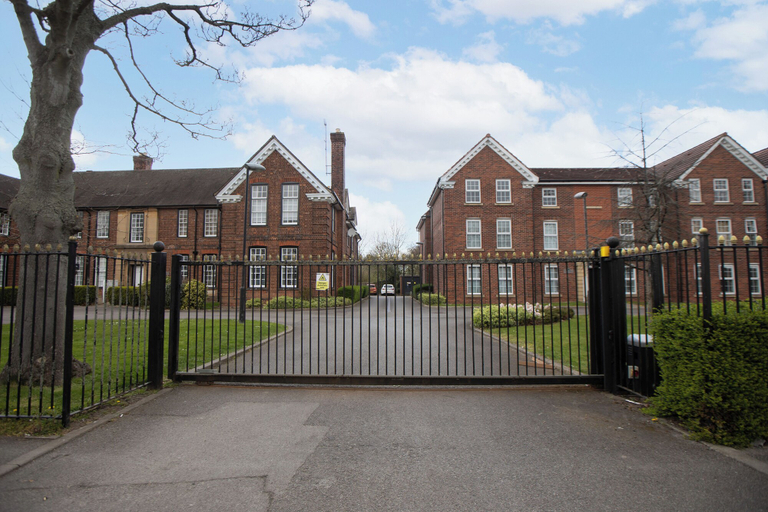 Exterior & Views 2, West Hull 2 bed apartment with Parking, Kingston upon Hull