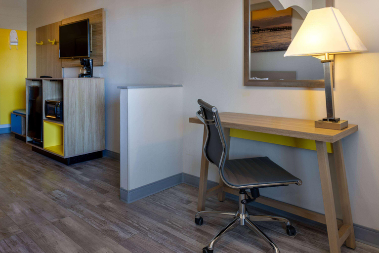 Bedroom 4, Days Inn & Suites by Wyndham Cherry Hill, Camden