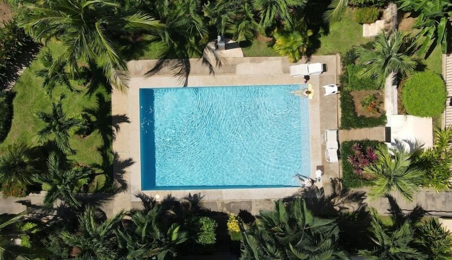 Sport & Beauty 5, Minimalist Condo with a Beautiful New Design, Enclosed Patio, and Shared Community Pool, Carrillo