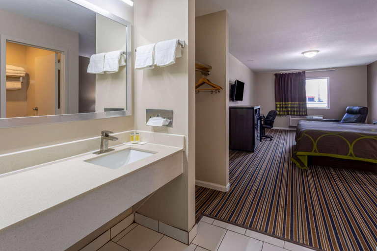 Bathroom 4, Super 8 by Wyndham Missouri Valley, Harrison