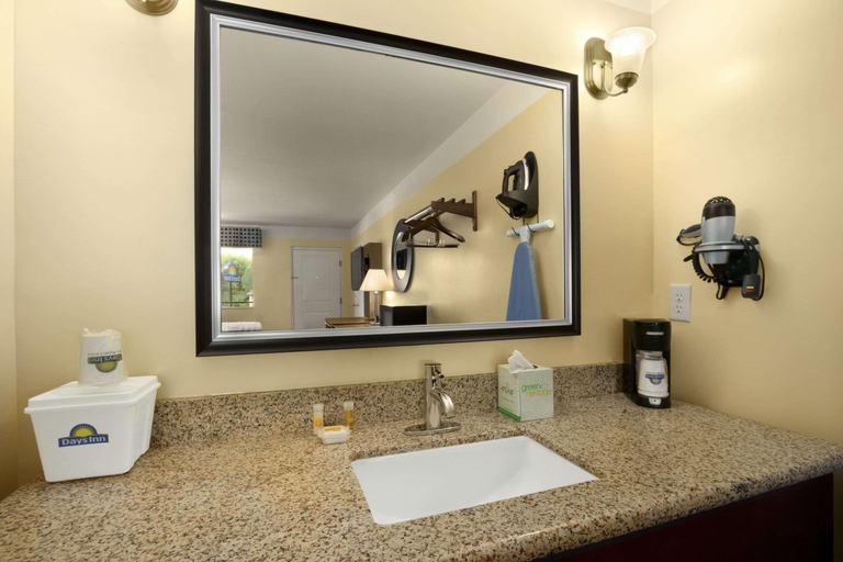 Bathroom 5, Days Inn by Wyndham Fultondale, Jefferson