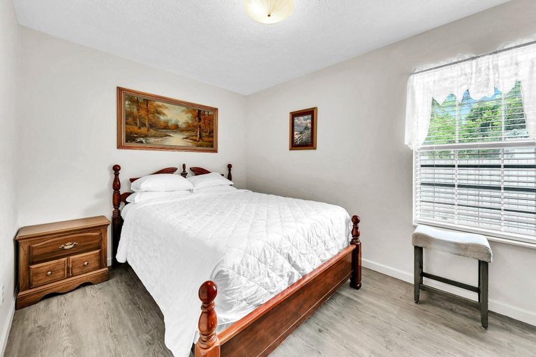 Bedroom 3, Lyndell Beach Cottage, Bay