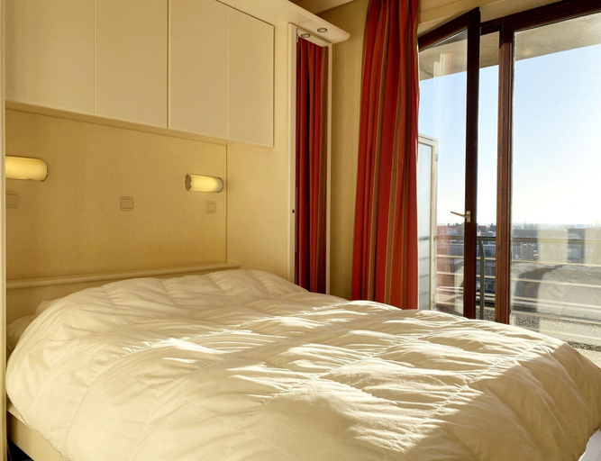 Bedroom 2, Apartment in Nieuwpoort With sea View, West-Vlaanderen