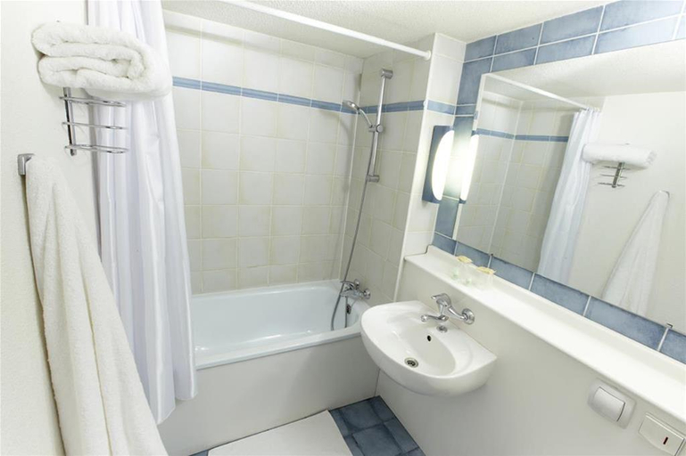 Bathroom 5, Campanile Saint Avold, Moselle
