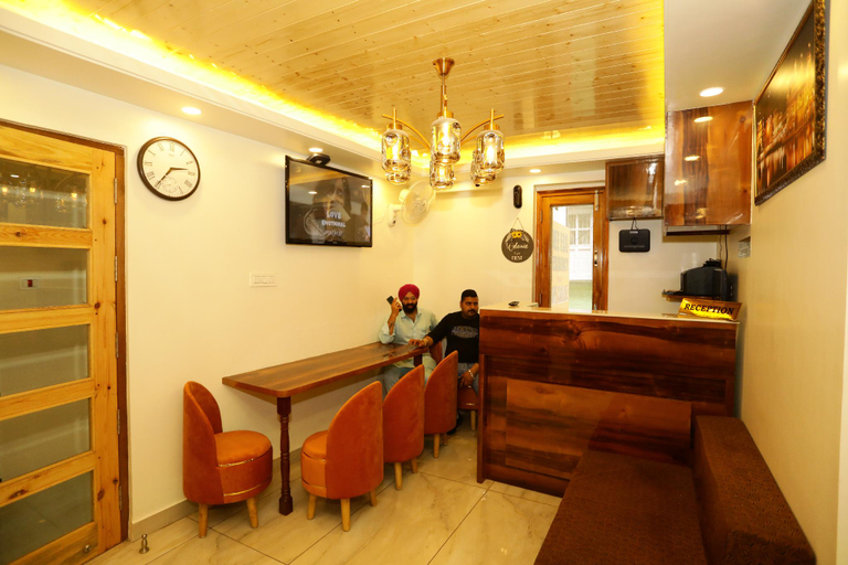 Public Area, Dee ess residency by Lazygetaways, Shimla