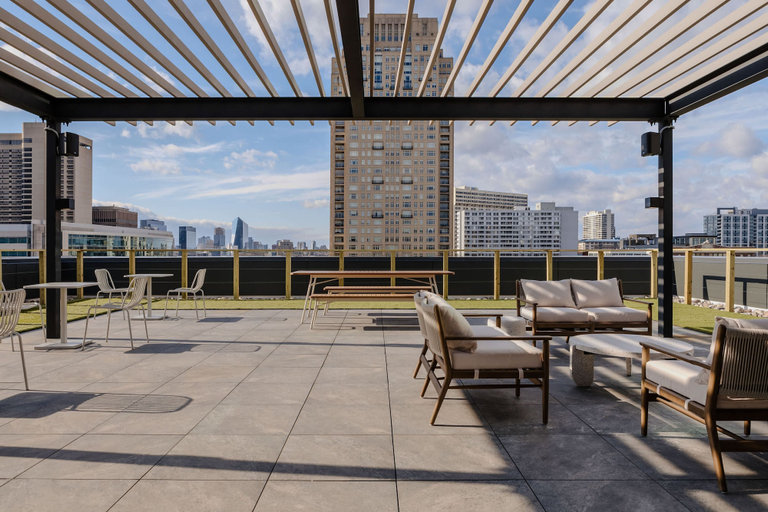 Room 5, Sosuite One Bed Apt Accessible w Rooftop Gym Laundry, Philadelphia