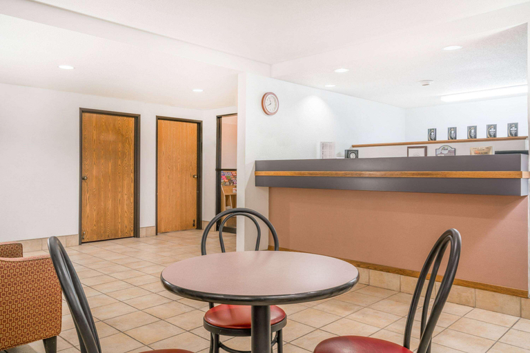Public Area 2, Super 8 by Wyndham Portage, Columbia