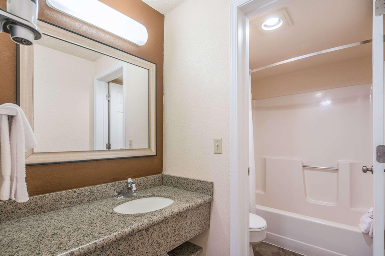 Bathroom 4, Quality Inn & Suites Downtown Walla Walla, Walla Walla