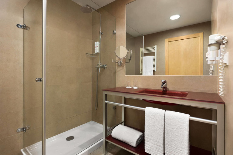 Bathroom 5, Ramada by Wyndham Madrid Getafe, Madrid