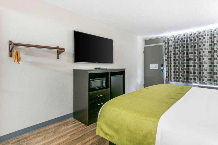 Bedroom 3, Rodeway Inn, Cheatham