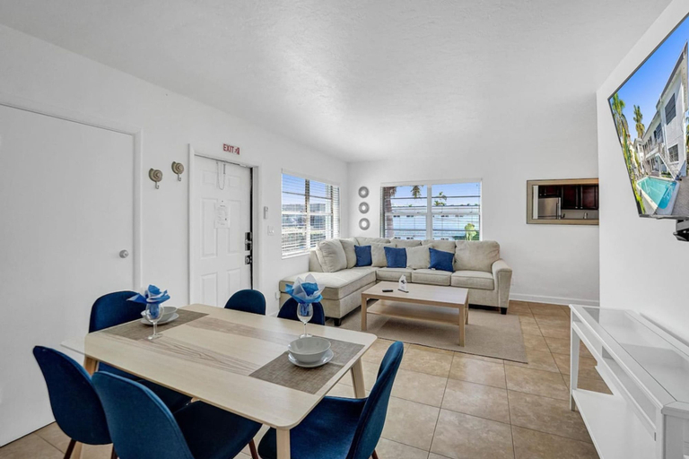 Interior, Waves on Desoto 1 bed Pool View 6, Broward