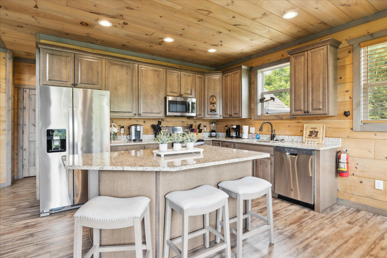 Room 4, Gorgeous Cabin w Hot Tub Firepit Gameroom, Sevier