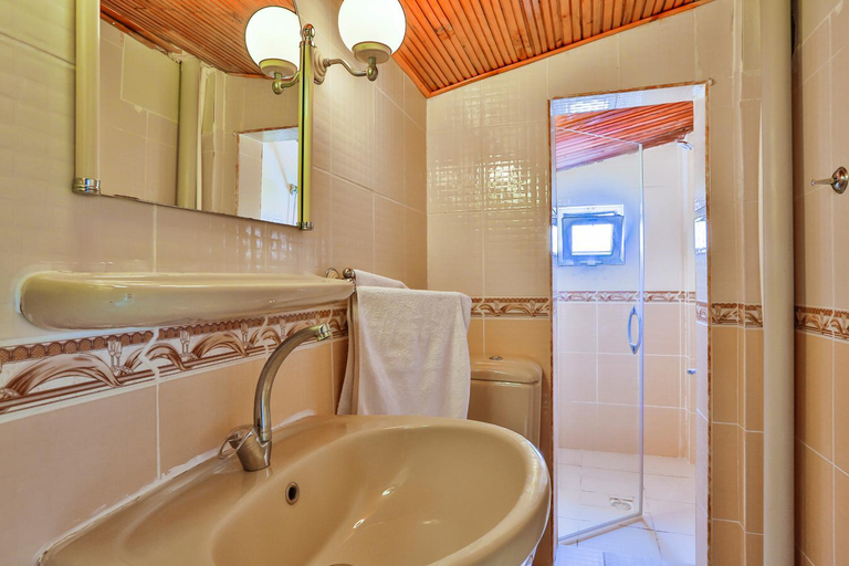 Bathroom 3, Club Hotel Gültur, Ayvacık
