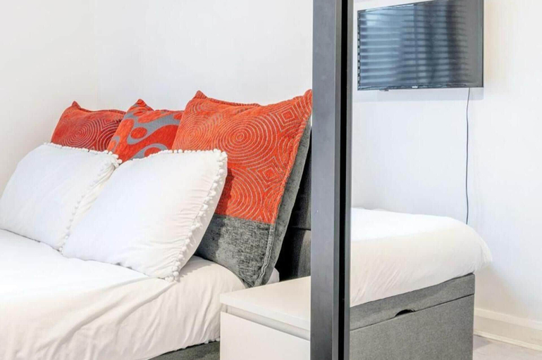 Bedroom 3, Luxury Central London Balcony 1-bed Apt w/ Parking, London