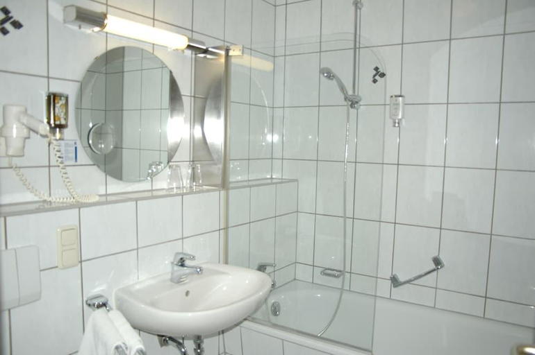 Bathroom 3, Hotel Zum Baeren, Rheingau-Taunus-Kreis
