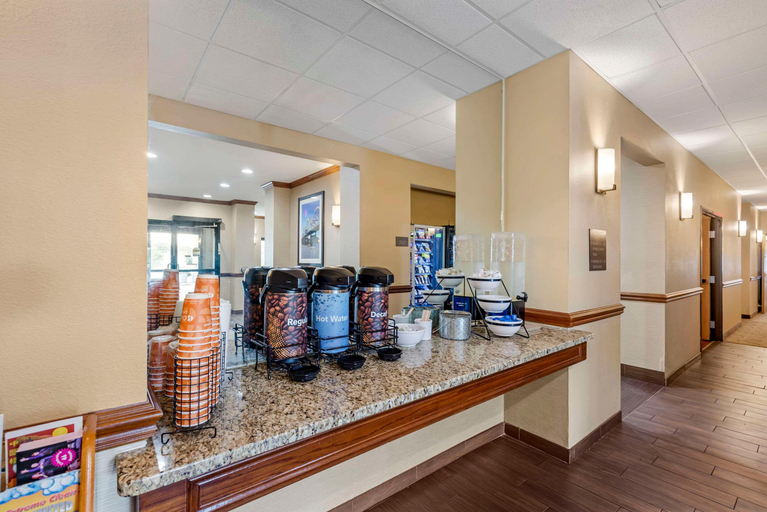 Food & Drinks 5, Comfort Inn & Suites Quad Cities - East Moline, Rock Island