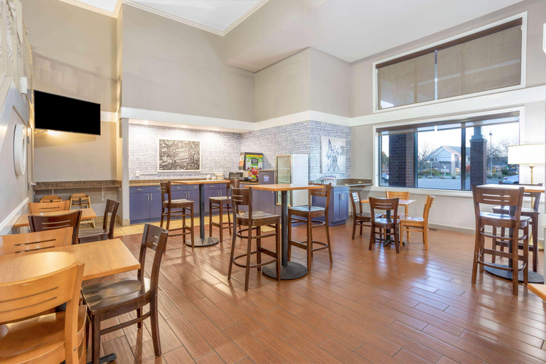 Food & Drinks 5, AmericInn by Wyndham Madison South, Dane