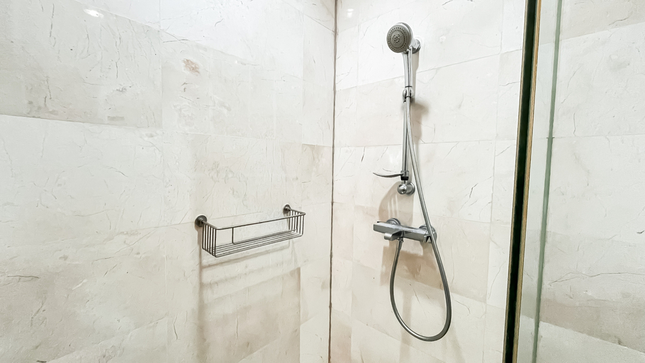Bathroom 5, Exclusive and Homey 1BR Four Winds Apartment By Travelio, South Jakarta