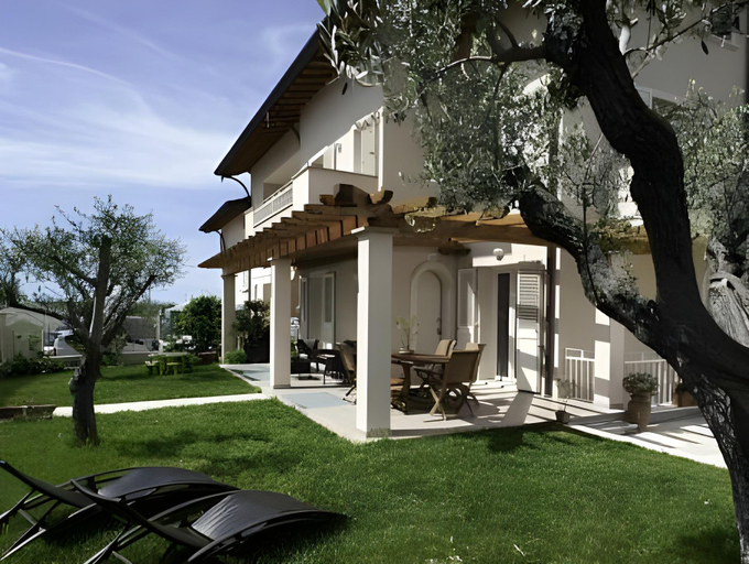 Others 5, B&B Alle Tre Rose, Massa Carrara