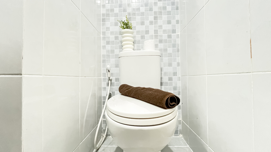 Bathroom 5, Soft Industrial Look at Tokyo Riverside PIK 2 Apartment By Travelio, Tangerang