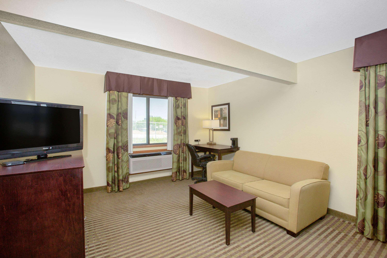 Bedroom 3, AmericInn by Wyndham Council Bluffs, Pottawattamie