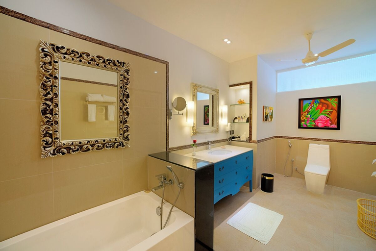 Bathroom 5, MAYFAIR Waves, Puri