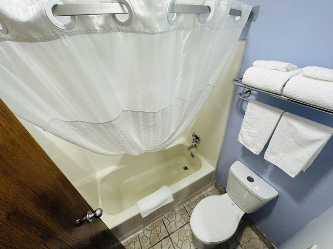 Bathroom 4, Super 8 by Wyndham Imlay City, Lapeer