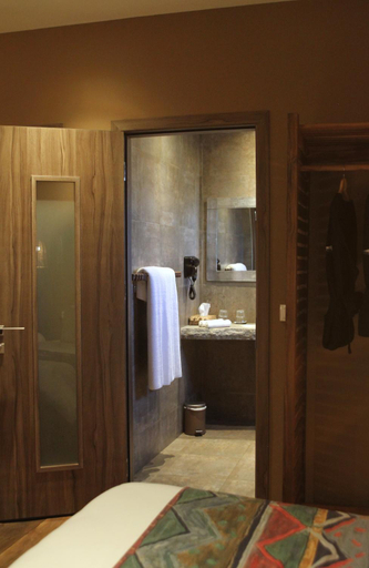 Bathroom 5, Nosy Manga - Hotel Ivato Airport, Analamanga