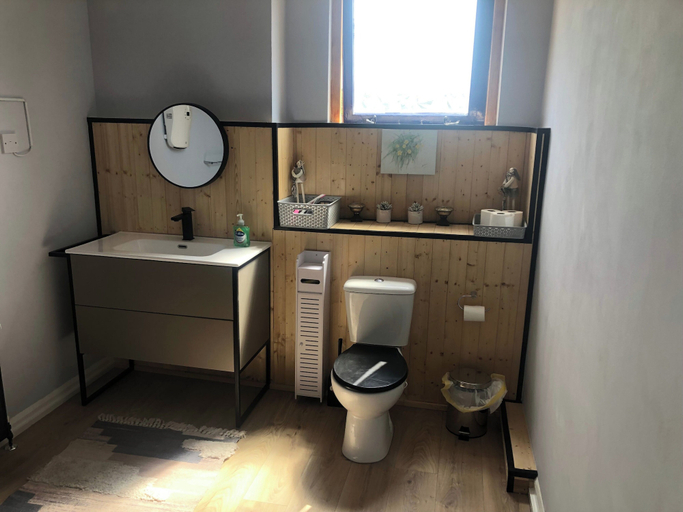 Bathroom 5, 1-bed Apt, Sleeps 2, 20 Mins to Peak District, Derbyshire