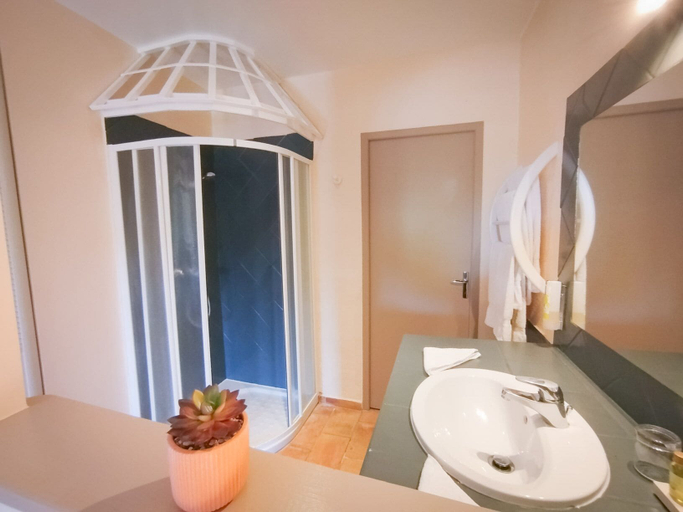 Bathroom 5, Le Mas De Gleyzes, Gard