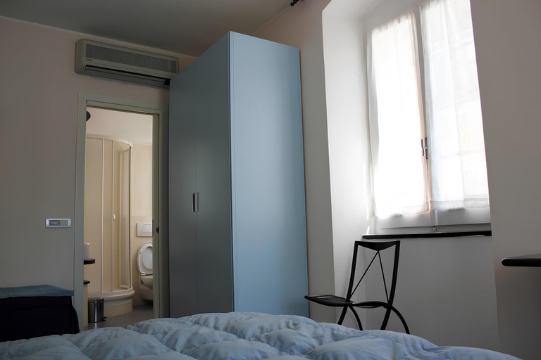Others 5, Delaide Rooms, La Spezia