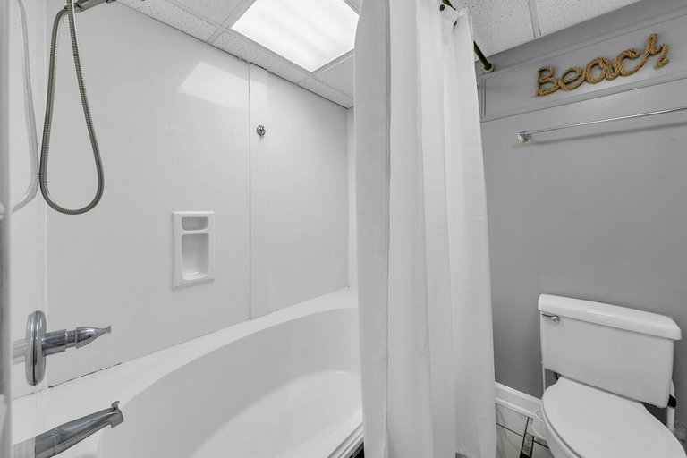 Bathroom 1, Long Beach Resort 1-105, Bay