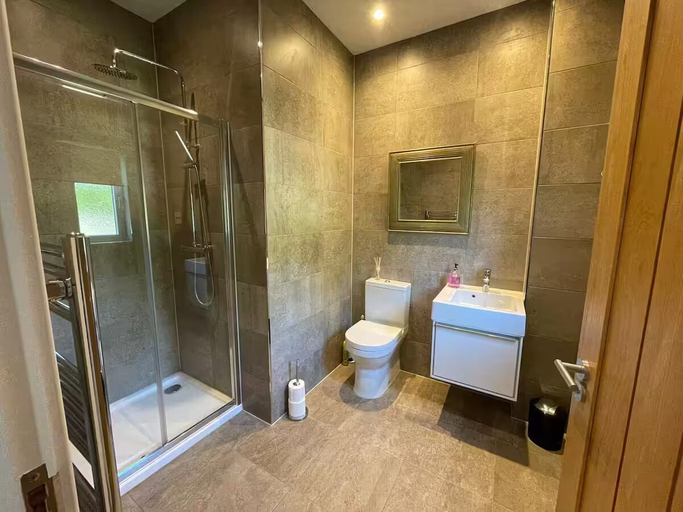 Bathroom 4, Cotswolds Lakeside Home-Summer Lake, Gloucestershire