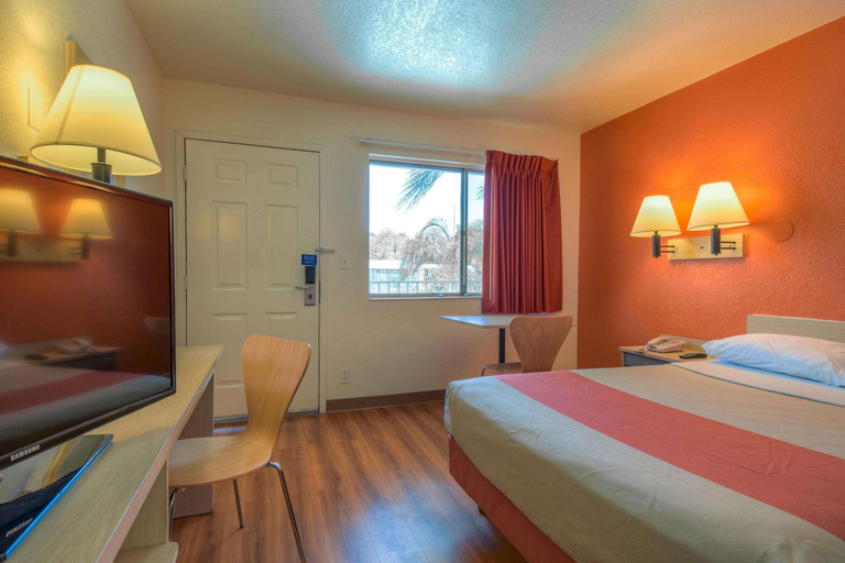 Room 2, Motel 6 Jurupa Valley, CA - Riverside West, Riverside