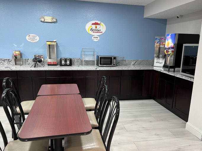 Food & Drinks 5, Super 8 by Wyndham Clemmons/Winston-Salem Area, Forsyth