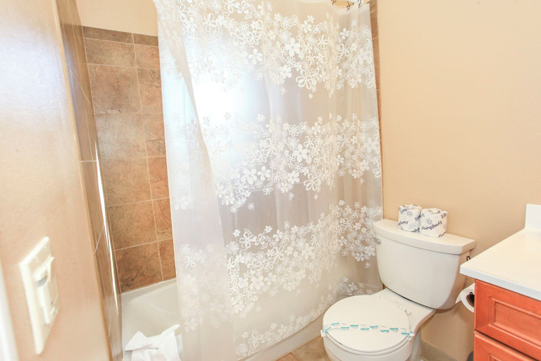 Bathroom 3, Lakeview Court Castle, San Bernardino