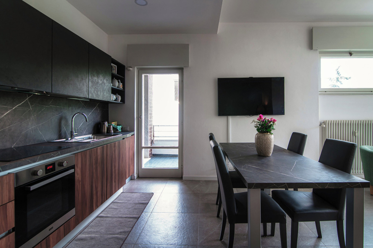 Others 4, Stylish 2-Bedroom Apartment by Lake Como, Como