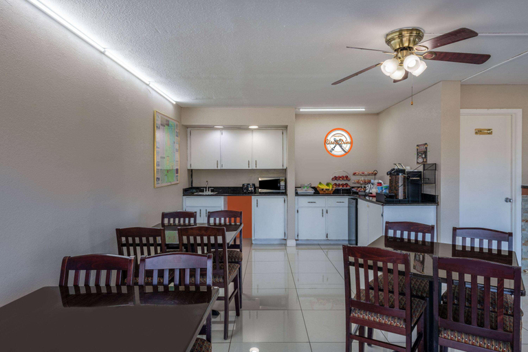Food & Drinks 5, Howard Johnson by Wyndham Vero Beach/I-95, Indian River
