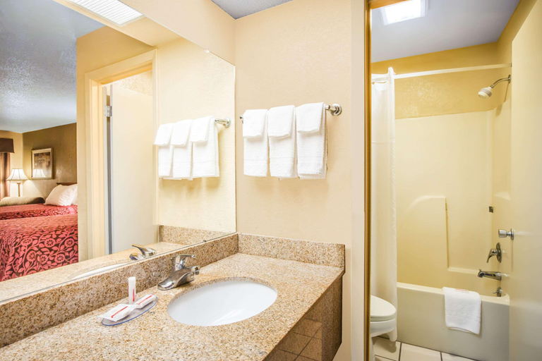 Bathroom 3, Days Inn by Wyndham Tallulah, Madison