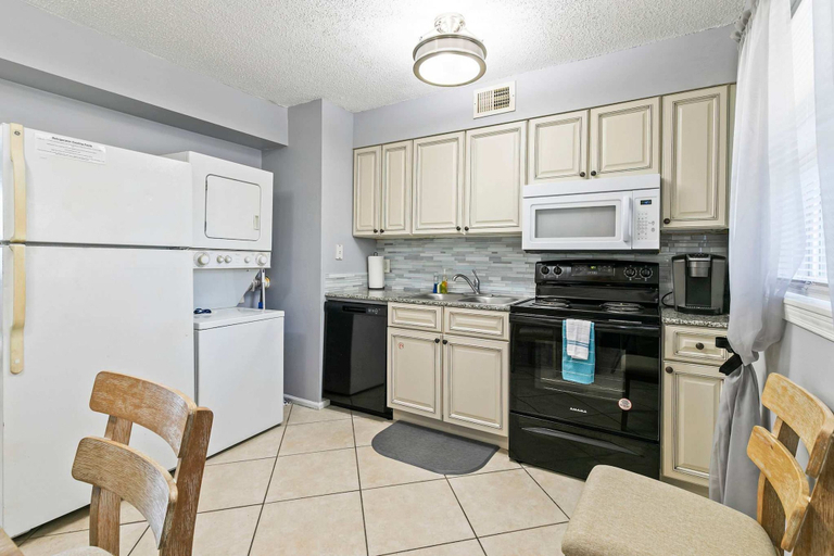 Room 4, Two 2br Condos Walk to Beach Hangout, Baldwin